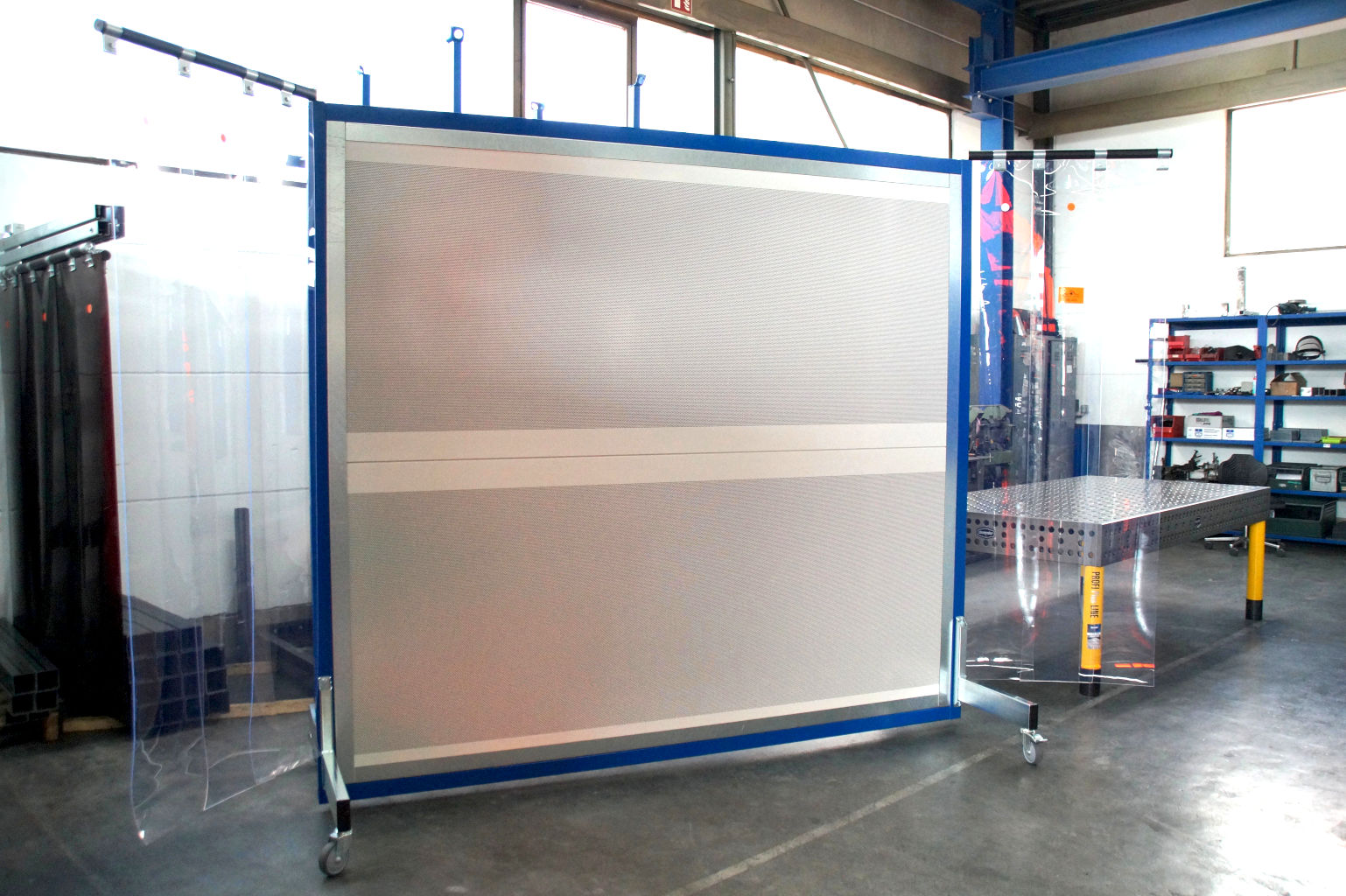 Mobile Lärmschutzwand beidseitig absorbierend für Schleifarbeiten